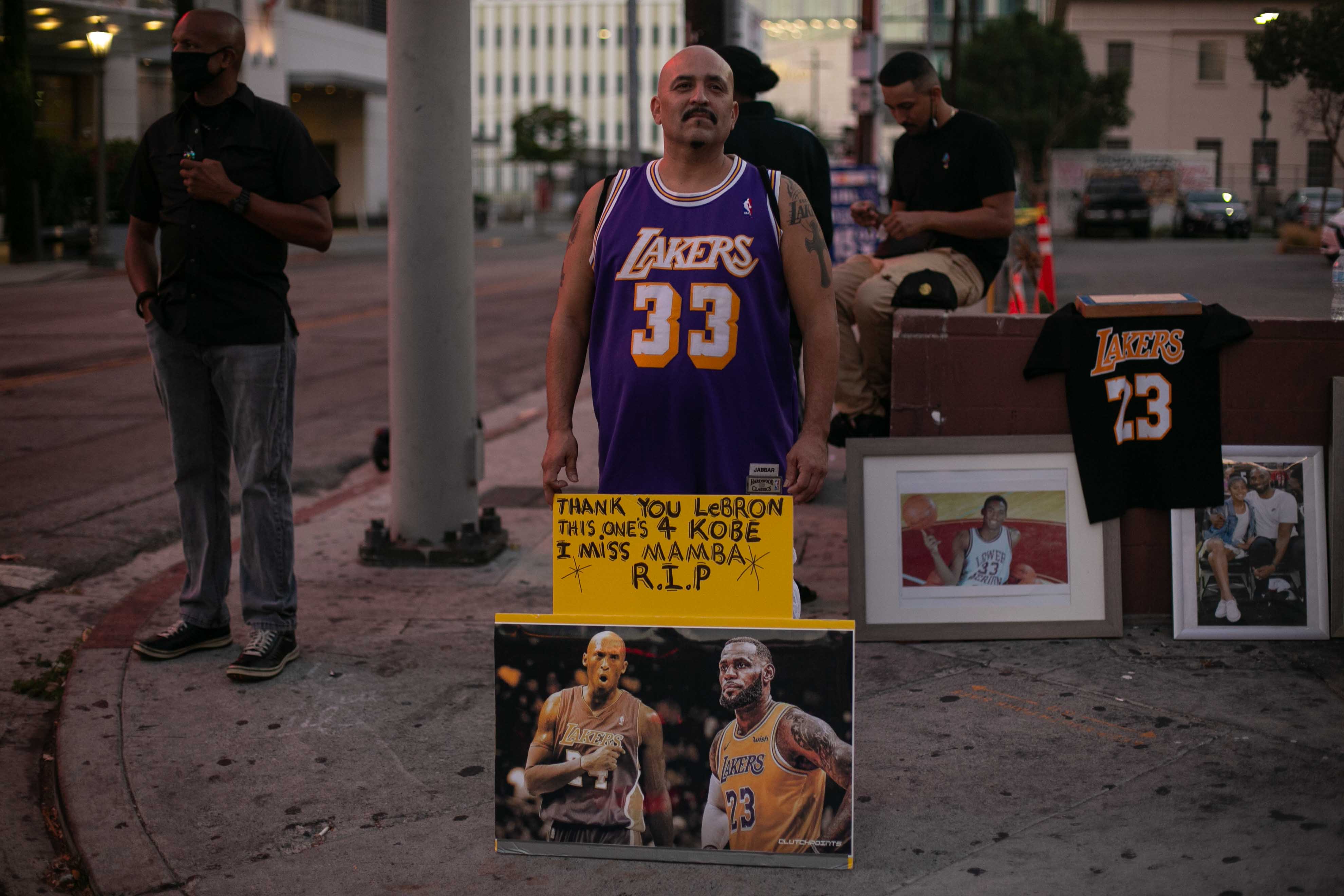 LOS ÁNGELES, CA - 11 DE OCTUBRE: Fanáticos de los Lakers de Los Ángeles se reúnen cerca del Staples Center para celebrar la victoria del juego 6 de los Lakers 106-93 sobre el Miami Heat el domingo 11 de octubre de 2020 en Los Ángeles, California. (Jason Armond / Los Angeles Times a través de Getty Images)+