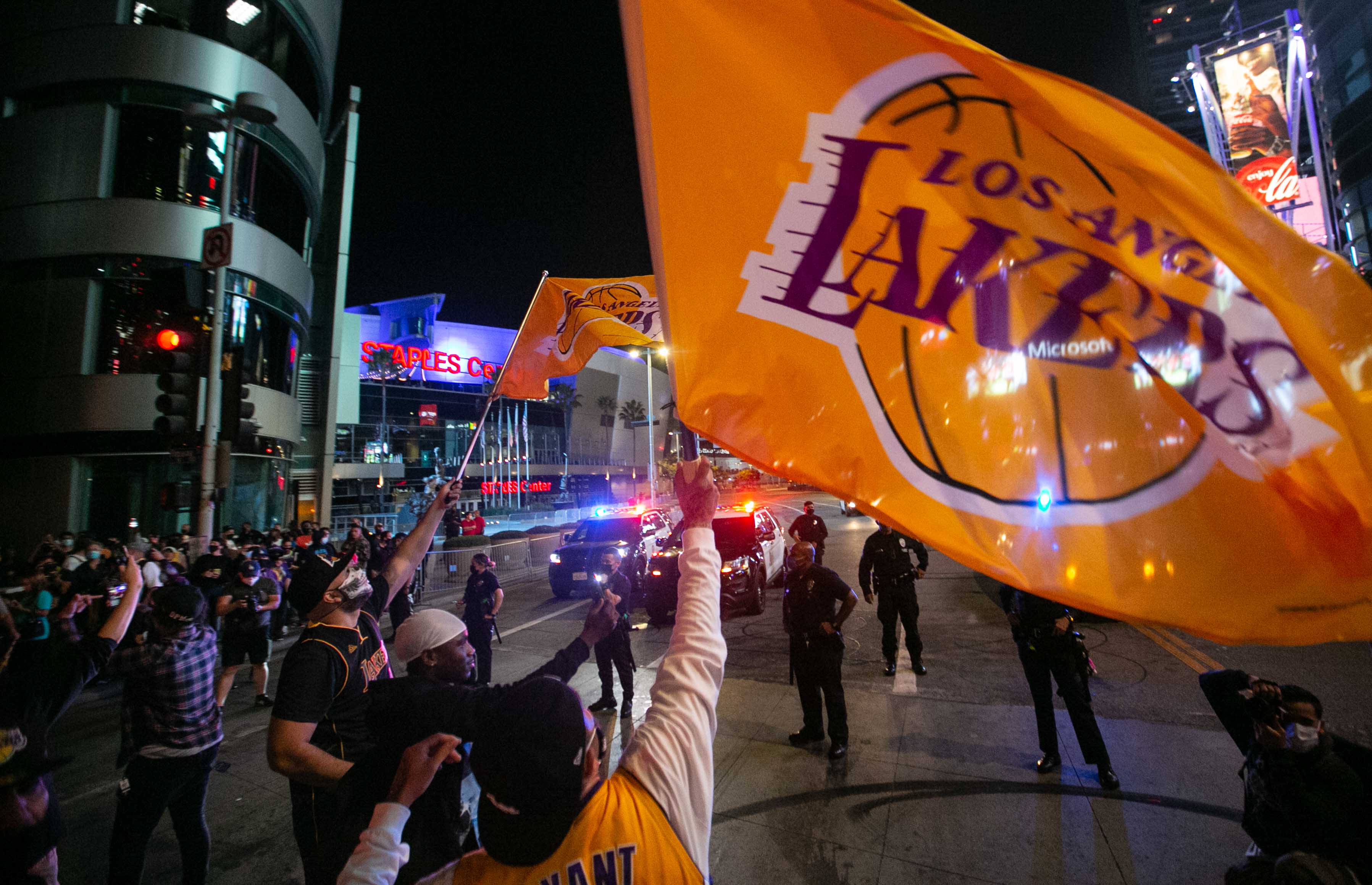 LOS ANGELES, CA – OCTOBER 11:<br>LOS ÁNGELES, CA - 11 DE OCTUBRE: Fanáticos de los Lakers de Los Ángeles se reúnen cerca del Staples Center para celebrar la victoria del juego 6 de los Lakers 106-93 contra el Miami Heat el domingo 11 de octubre de 2020 en Los Ángeles, California. (Jason Armond / Los Angeles Times a través de Getty Images)