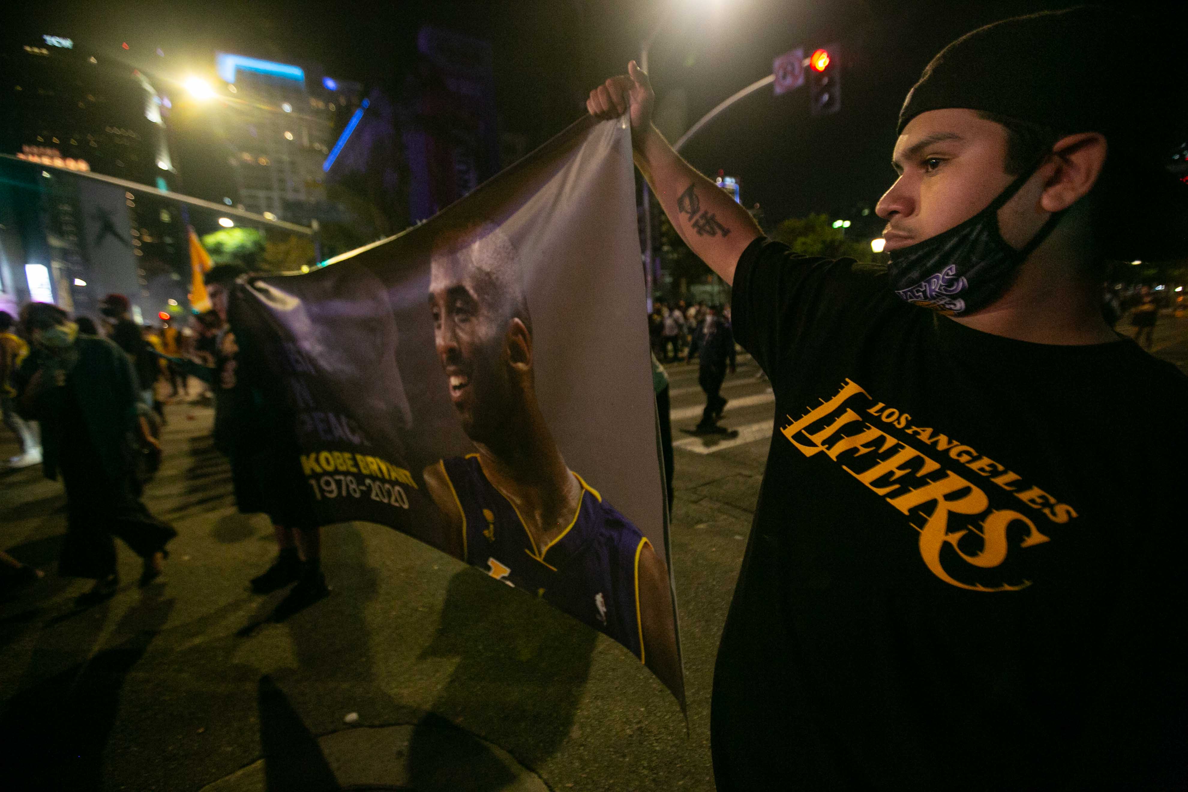 LOS ÁNGELES, CA - 11 DE OCTUBRE: Fanáticos de los Lakers de Los Ángeles se reúnen cerca del Staples Center para celebrar la victoria del juego 6 de los Lakers 106-93 contra el Miami Heat el domingo 11 de octubre de 2020 en LOS ÁNGELES, CA. (Jason Armond / Los Angeles Times a través de Getty Images)<br>