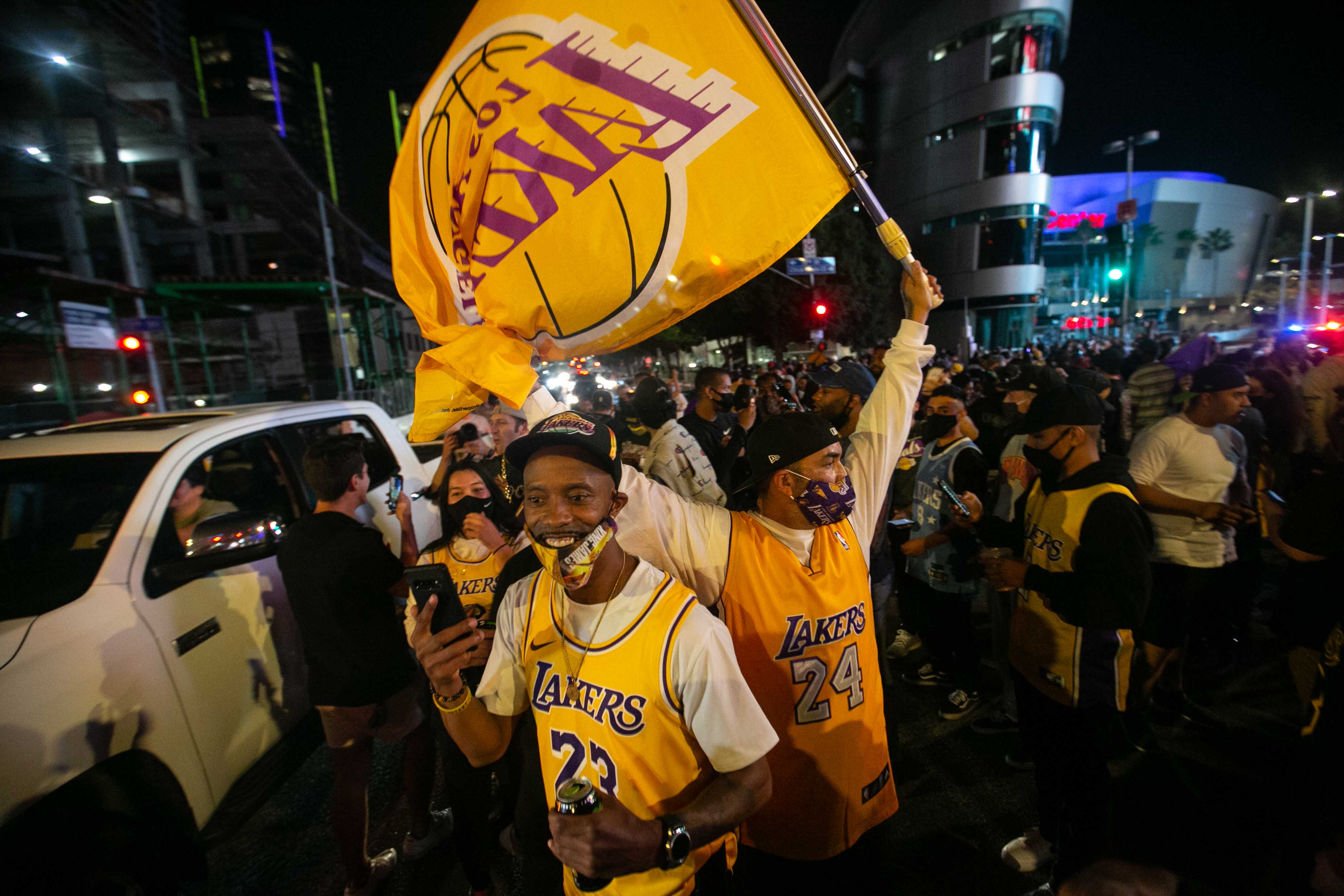 LOS ÁNGELES, CA - 11 DE OCTUBRE: Fanáticos de los Lakers de Los Ángeles se reúnen cerca del Staples Center para celebrar la victoria del juego 6 de los Lakers 106-93 contra el Miami Heat el domingo 11 de octubre de 2020 en Los Ángeles, California. (Jason Armond / Los Angeles Times a través de Getty Images)
