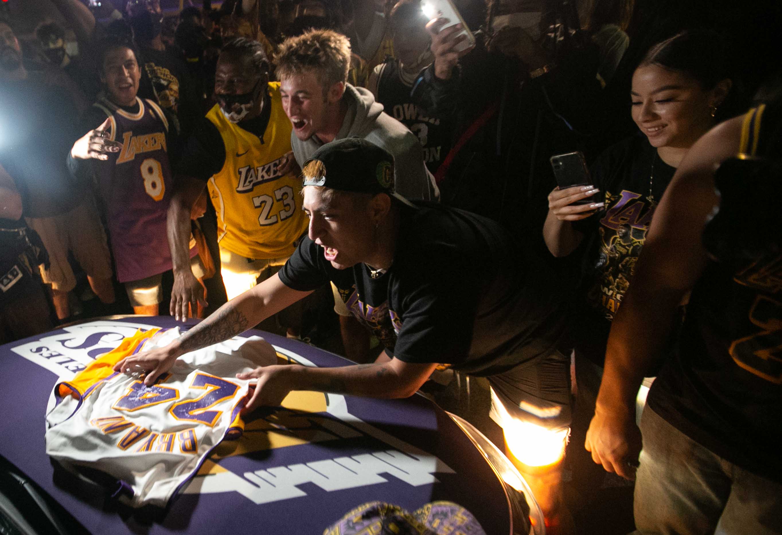LOS ÁNGELES, CA - 11 DE OCTUBRE: Fanáticos de los Lakers de Los Ángeles se reúnen cerca del Staples Center para celebrar la victoria del juego 6 de los Lakers 106-93 contra el Miami Heat el domingo 11 de octubre de 2020 en Los Ángeles, California. (Jason Armond / Los Angeles Times a través de Getty Images)