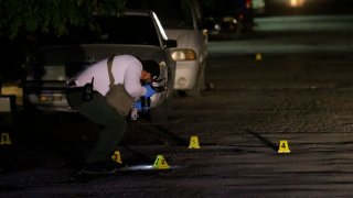 Peritos en escena de crimen en Ciudad Juárez