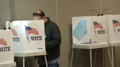 En Tulare: cientos continúan llegando a las urnas para emitir su voto