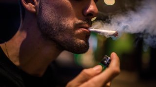 Fotografía de archivo de un hombre fumando marihuana.