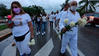Personas de blanco marchan por la paz en Cancún
