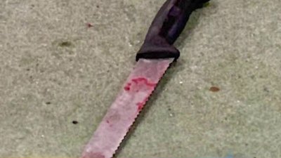 Policías disparan contra hombre armado con un cuchillo