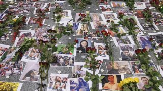 La fotos recuerdan a las víctimas de la tragedia en el avión ucraniano, derribado por dos misiles iraníes tras despegar desde el aeropuerto de Teherán hace un año.