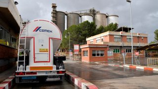 Camión y parte de las instalaciones de Cemex