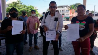 Migrantes en Chiapas muestran documentos