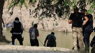 Protección Civil rescantando a un niño migrante que fue encontrado muerto