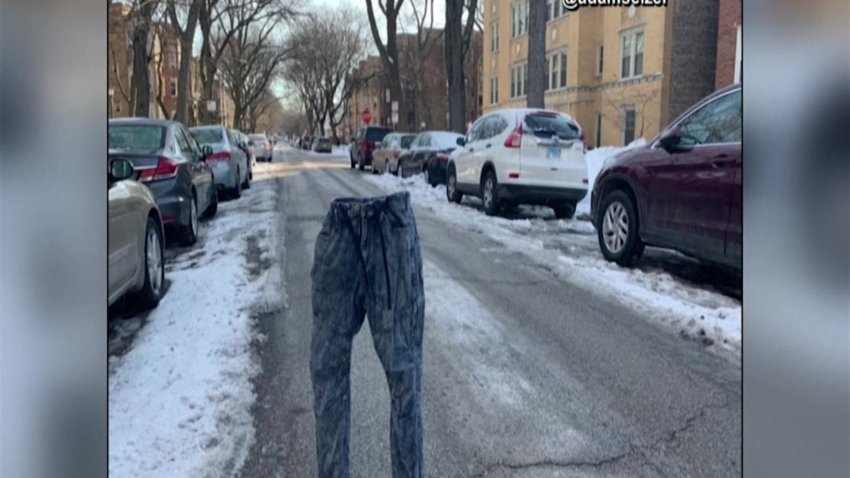 Reto de invierno: pantalones congelados aparecen en mitad de una calle durante tormenta