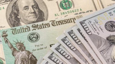 ¿Depósito, tarjeta o cheque?: miles de californianos aún esperan cheque de alivio por la inflación