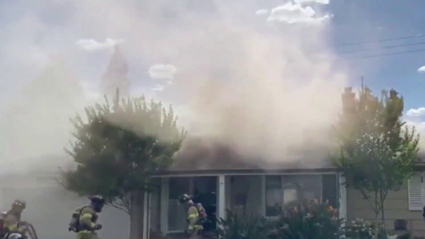 Bomberos combaten incendio residencial en Arden