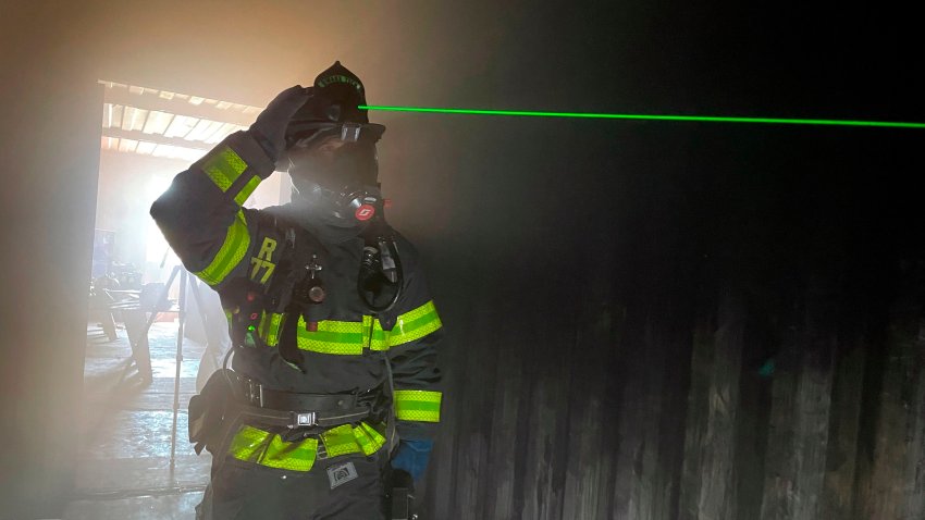 Cascos láser, la tecnología que aporta Silicon Valley a sus bomberos