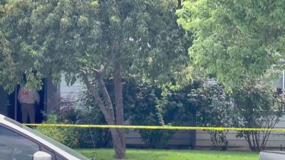 Policía: hombre se atrinchera en residencia de Visalia tras dispararle a dos familiares