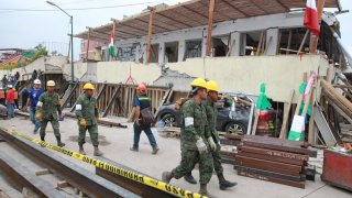 Rescatistas en la estructura colapsada del colegio Rébsamen en Ciudad de México