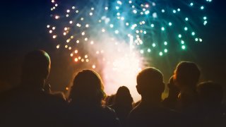 personas viendo un espactaculo de fuegos artificiales