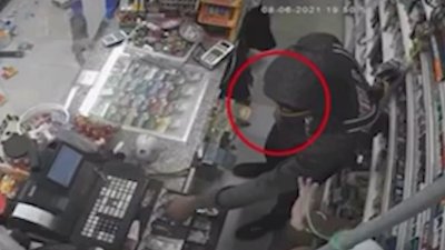 Arrestan al supuesto ladrón que atracó una licorería de California con pistola en mano