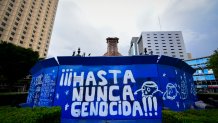 Monumento a Cristobal Colon sin la estatua del explorador tras ser removida por las autoridades luego de ser vandalizada