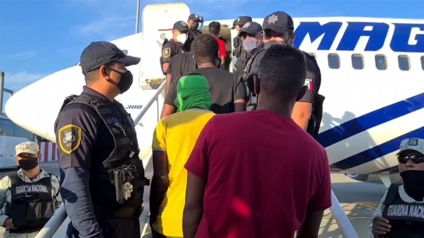 México deporta a grupo de 129 migrantes haitianos