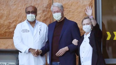 Caminando y saludando: así salió Bill Clinton del hospital