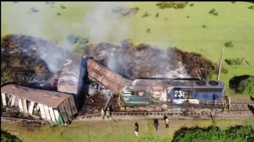 Protesta indígena deja un tren descarrilado y quemado en Chile