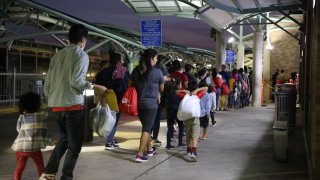 Migrantes de Centroamérica llegan a Texas.