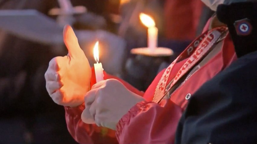 Rinden tributo a víctimas de mortal embestida en un desfile navideño