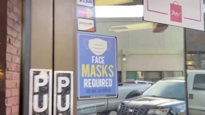 Regresa el uso obligatorio de mascarillas tras un Día de Acción de Gracias lleno de contagios