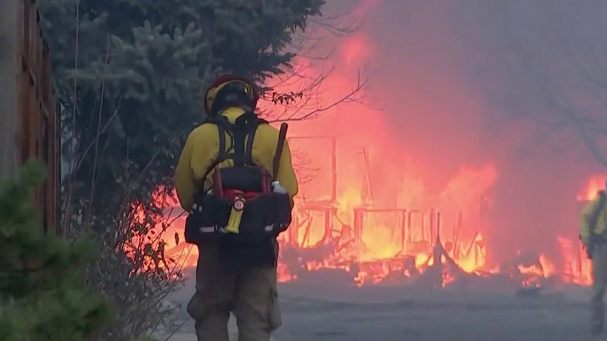 Continúan los fuertes vientos que favorecen la propagación de los incendios en Boulder