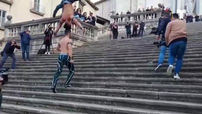 Acróbatas rompen récord mundial de ascenso posando su cabeza sobre la del otro