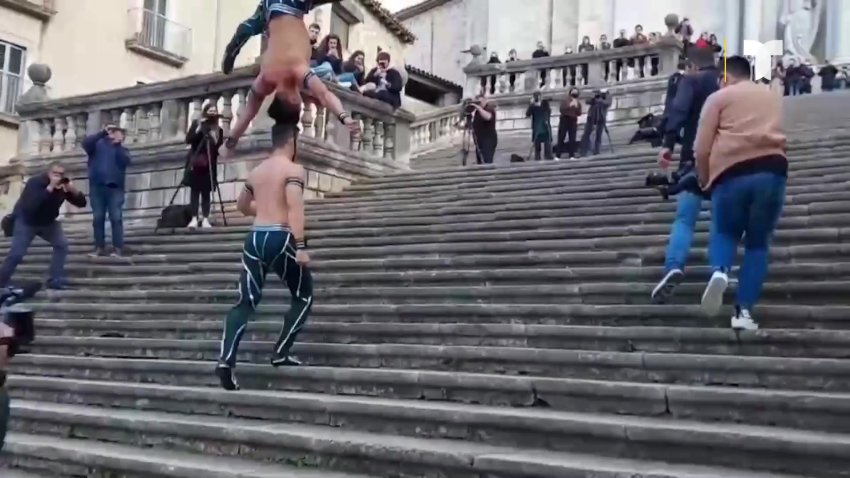Acróbatas rompen récord mundial de ascenso posando su cabeza sobre la del otro