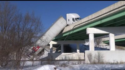 De infarto: así acaba un camión de FedEx, colgando de un puente