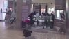 En video: multitud ataca y roba una joyería en Merced