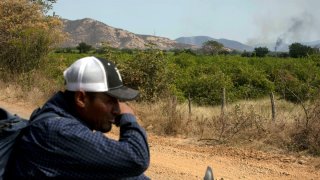 Fotografía de un hombre en un paraje de Michoacán.