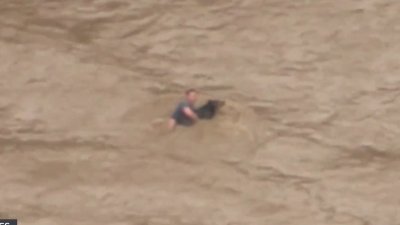 Crecida de un río detona dramático rescate de un perro y su dueña