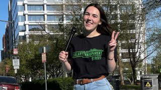 Conoce al TikToker de 26 años que se hace viral por preguntar a desconocidos cuánto dinero ganan