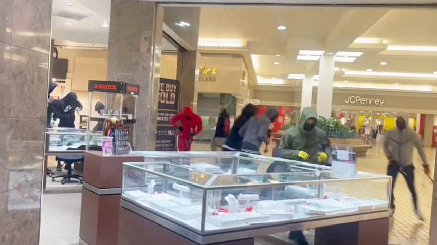 15 ladrones roban joyería en Merced; autoridades arrestan a 3 de los sospechosos