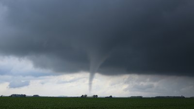 Cómo se forma un tornado y qué debes hacer si se aproxima uno a tu área