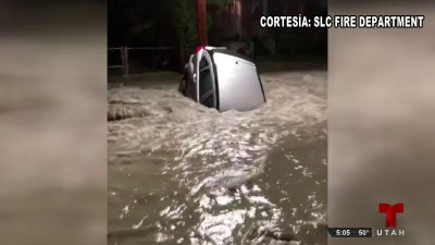 Se lo tragó la tierra: auto cae dentro de un hoyo en medio de una impresionante inundación