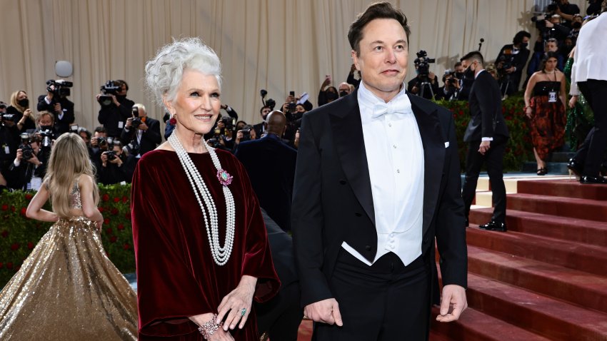 Elon Musk, el hombre más rico del mundo, acude con su madre a la Met Gala 2022