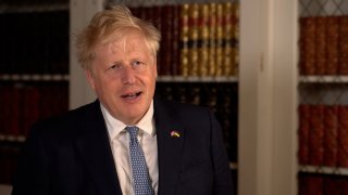 El primer ministro Boris Johnson habla después de sobrevivir a un intento de los parlamentarios conservadores de expulsarlo como líder del partido luego de un voto de confianza en su liderazgo.
