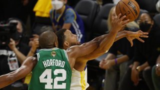 Horford de los Celtics (I) disputa un balón con Curry de los Golden State Warriors.