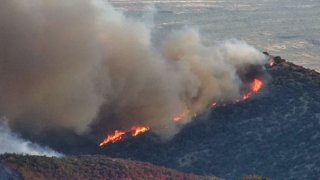Evacúan el Observatorio de Kitt Peak debido al incendio de Contreras