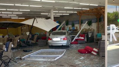 Automóvil ingresa a mueblería de Clovis mientras estaba llena de clientes