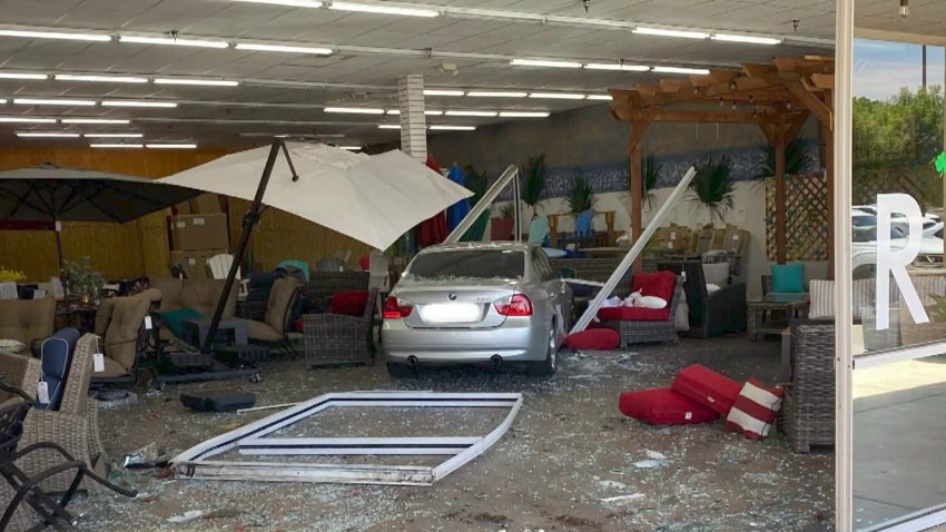Automóvil ingresa a mueblería de Clovis mientras estaba llena de clientes