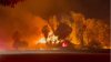 Feroz incendio destruye varias casas y calcina más de 20 acres de vegetación en Fresno