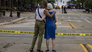 Shana Gutman y su madre Eadie Bear, residentes de toda la vida de Highland Park, Illinois, echan un vistazo a la escena de Central Avenue el martes 5 de julio de 2022, el día después de un tiroteo masivo en el desfile del 4 de julio.