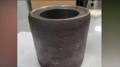 El misterio de una aparente pieza de avión que cayó del cielo y casi golpea a un hombre