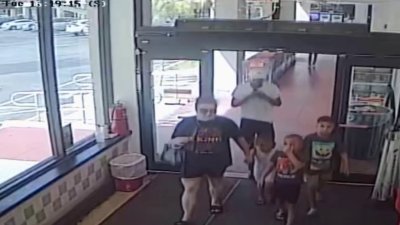 Por la espalda: lo captan agrediendo a madre con sus hijos en supermercado